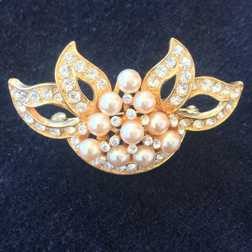 Gold Brooch with pearls and jewels